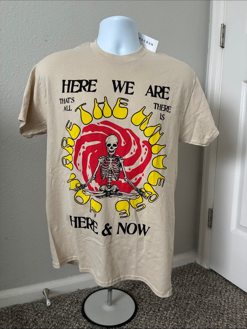 NEW PacSun Altru Beige Graphic Short Sleeve Tee Shirt Yellow & Red Skull Design